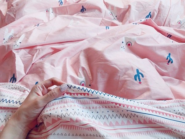 『床包推薦』超療癒夜夜好眠必備－棉床本舖、天絲、精梳棉、復古MIT台灣製造舒適好眠Annahome純棉寢具床墊床包床組開箱分享（ 排汗、保濕、涼感降溫、透氣、枕頭、竹蓆、保潔墊 、 止鼾枕 、 蚊帳 、兒童寢具 、乳膠枕 、 收納櫃 、門簾 、 抱枕 、 涼蓆 、 涼被 ）