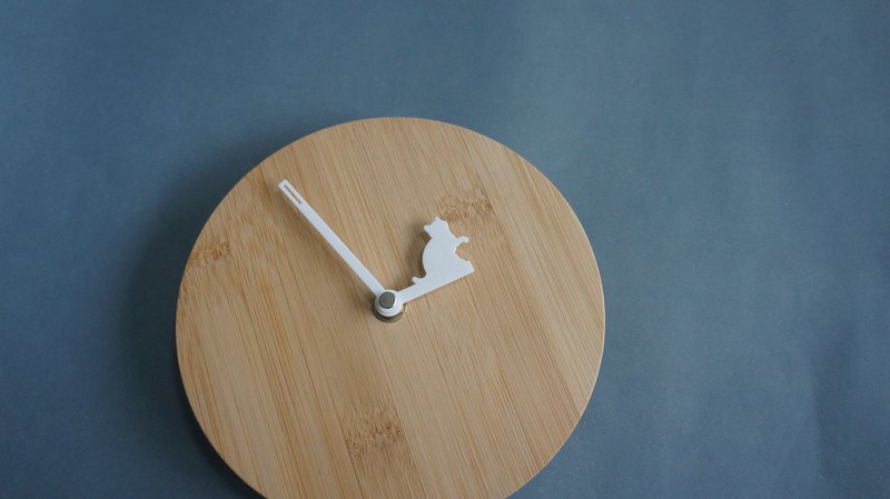 貓咪問你這是什麼? 像在質詢主人帶了什麼回來一樣? 白色款時針+貓迷可使用壓克力顏料自由上色，是一款可DIY的貓咪紀念時鐘。 趕快來彩繪自家的貓迷吧!