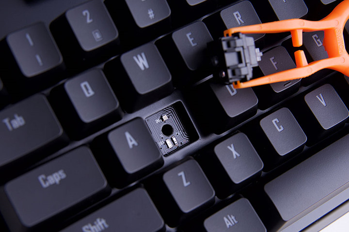 薄膜、機械軸、電容式、光學式電競鍵盤觸發原理大不同