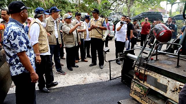 Jalan Aspal dengan Campuran Limbah Plastik Mulai Dibangun di Bali