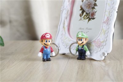 【產品名稱】： 超級馬力歐 鑰匙 圈 【產品材質】：環保樹脂 【產品尺寸】：總長 10cm, 身高約5 cm 【產品賣點】：採用優質材料，可以配掛鑰匙，能作為你愛車鑰匙的配飾，也可以搭配你的時尚包包，