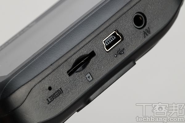 主機介面最高支援256GB記憶卡，並可透過USB接口進行供電。