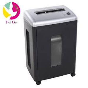 #歐元 #EURO #JP-820C #短碎式 #靜音 #碎紙機 ★ 超靜音機種 ★ 分離式入口 ★ 可碎光碟、信用卡、訂書針及一般紙張 ★ 二段式開關 ★ 具自動前進、後退、停止功能 ★ 具過熱自動