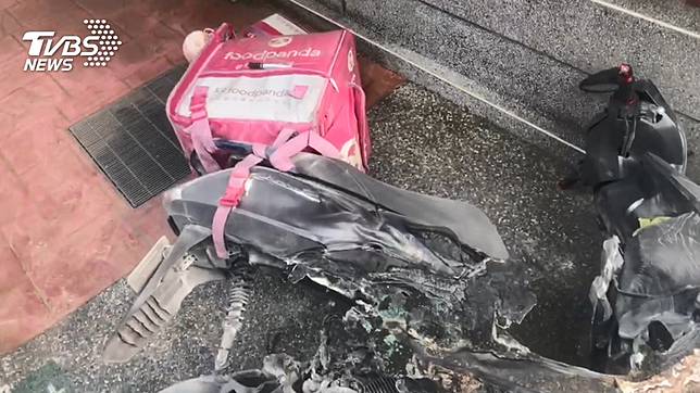 快救我的車！外送員撞迴轉車　起火燃燒