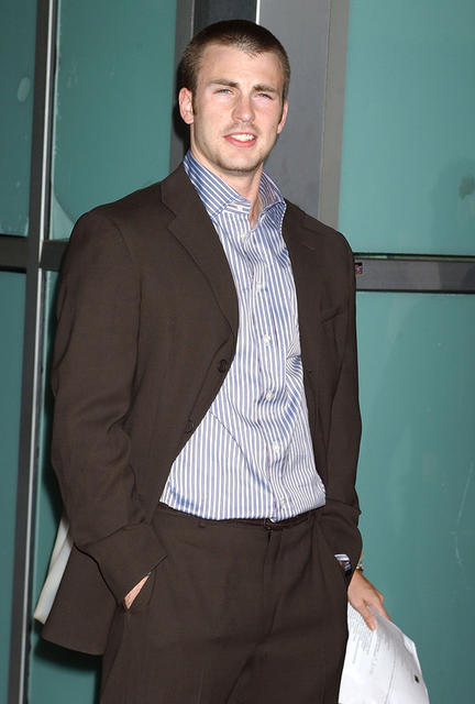 整體配色沒什麼太大的問題，只是這西裝外套的下襬長度未免有些尷尬，加上那件襯衫自帶緞面效果是怎麼回事？