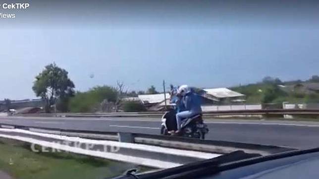 Duh! Emak-emak Naik Motor Bonceng Tiga Masuk Tol dan Lawan Arah