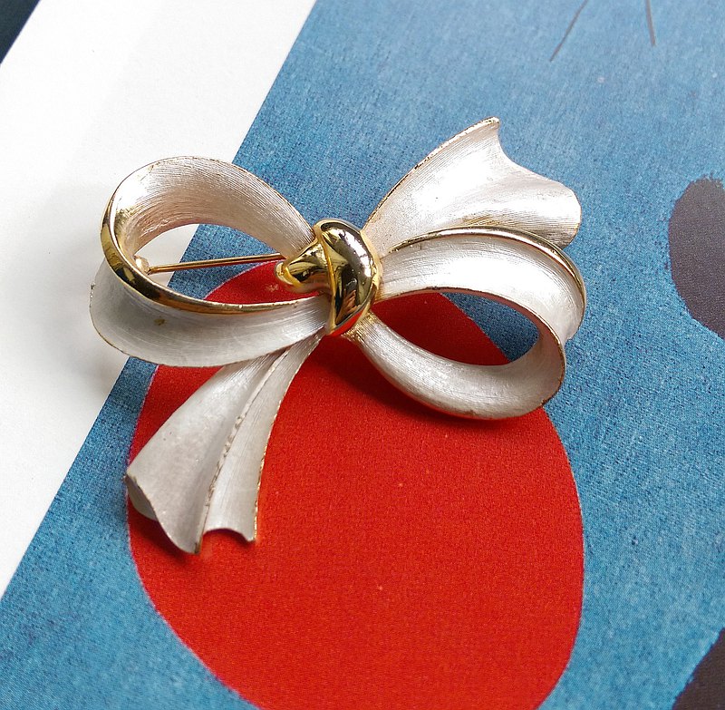 我們販售西洋古董老件飾品，非全新商品，照片均是實物拍攝，品況如圖， 請勿以全新商品的標準看待。 我們收的老飾品均是1960~1980年代在美國社會流行首飾風格，非此物件正確的製造年份。 請粉絲朋友們需