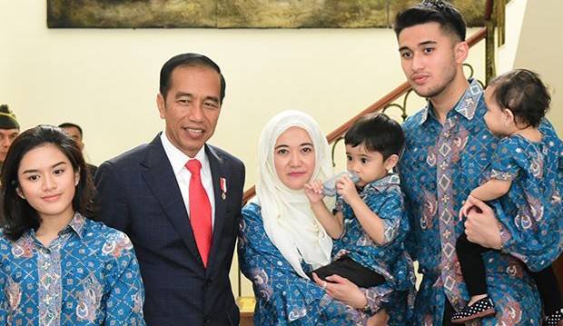 Istri Mendiang Sys NS Sambut Kedatangan Jokowi dengan Tangis