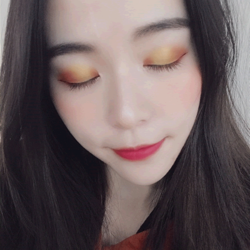 C:UsersS3-56Desktop(LOOK)英國 Makeup Revolution~Soph聯名款18色眼影盤(18x0.03oz／0.8g)動圖4.gif