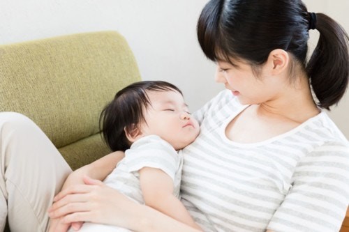 寝かしつけが大変 苦労しているママ必読 抱っこ以外のおすすめ方法9選 ママリ Mamari