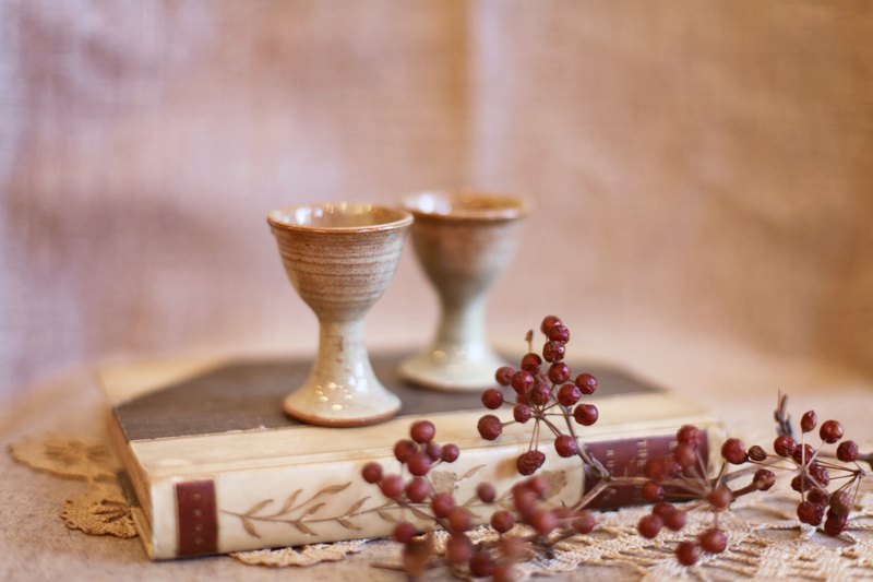 在國外 早午餐 搭配一顆6分熟的水煮蛋 放在蛋杯上 灑點鹽挖著吃 早餐也能是慢活的一部分 手作捏出來的蛋杯 杯身還摸的出細紋 整個作品 看的出作家的細心度 真是難以形容的美 尺寸/高6.5cm 杯口直