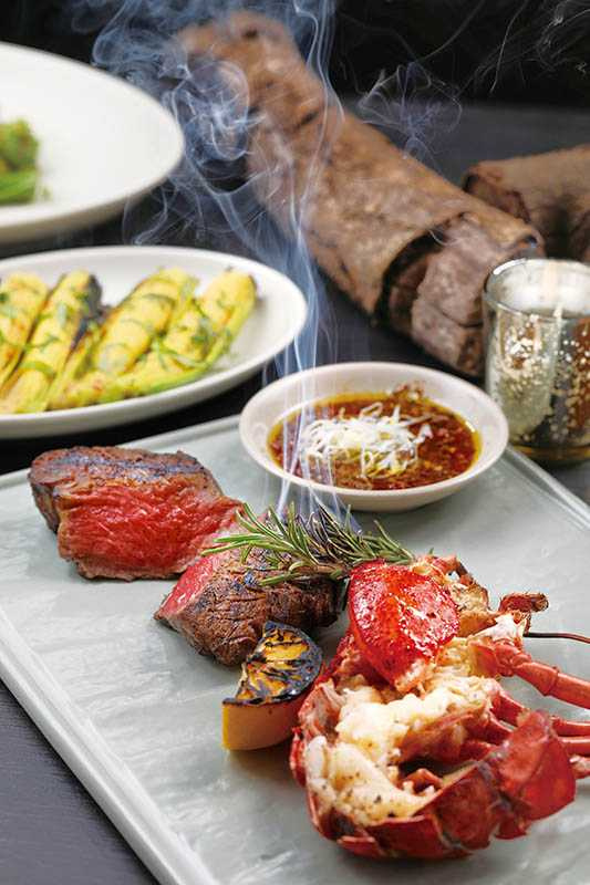 「海陸雙重奏」包括美國德州頂級肋眼菲力6oz及半隻波士頓活龍蝦。（1,880元）（圖／于魯光）