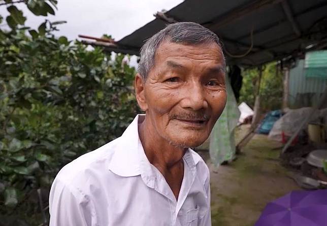 越南80歲老翁泰玉自稱已經60年沒睡過覺。（翻攝YT頻道「Drew Binsky」）