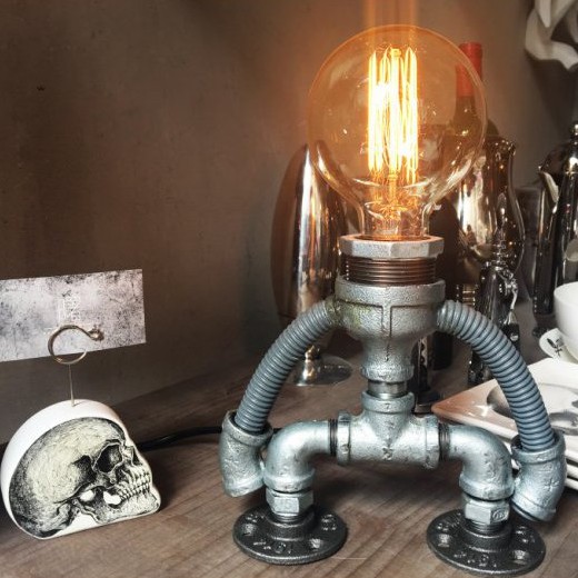 商品規格尺寸 : 長20*寬6*高25 cm重量 : 5 kg材質 : 鐵組裝 : 不需組裝適用電壓110V#手作 #工藝品 #設計 #原創 #水管燈 #工業風 #簡約 #檯燈 #家飾 #機器人