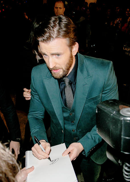 克里斯伊凡甚至還穿過三件式的綠色西裝，能夠駕馭綠色的男人真的帥！