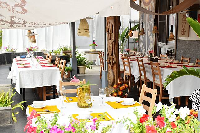 魯魯灣戶外的用餐空間約可容納50人，用了主人彩繪的帳篷與種植的蔬果鮮花來佈置，營造一種獨特部落的鄉村風格。（圖片提供/魯魯灣，luluwan臉書粉絲頁）