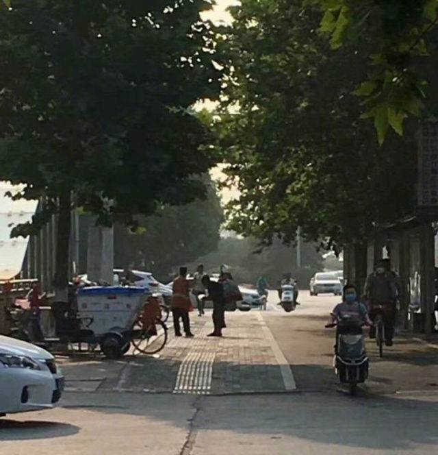 Tukang Sapu Jalan Suapi Makan Pengemis Buta, Bikin Haru