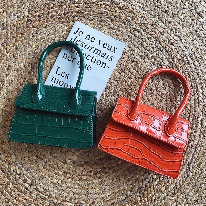 長18 cm底厚5 Cm高13 Cm手提高24cm可以放5.5寸手機【蝦皮商城鑑賞期及退貨注意事項】1.提供15天鑑賞期(含例假日，此為考慮期並非試用期)，如留有污漬、磨損、有異味、配件不全或商品經拆