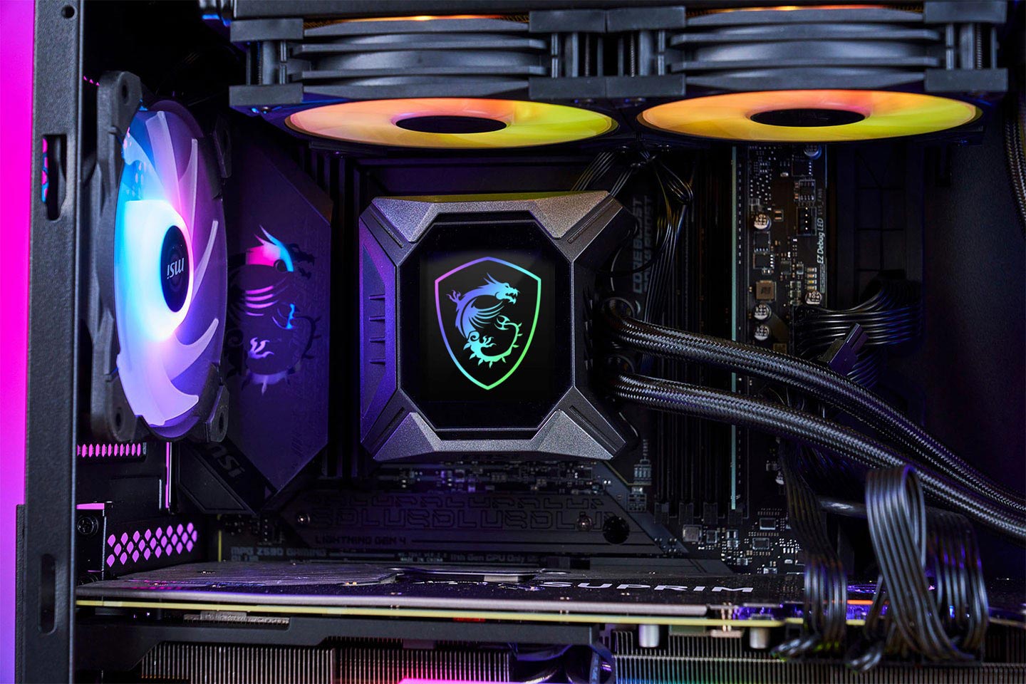 MPG Core Liquid K240 一體式水冷，在水冷頭上配置了 2.4 吋的 LCD 顯示器，可客製化顯示不同的資訊或圖片。