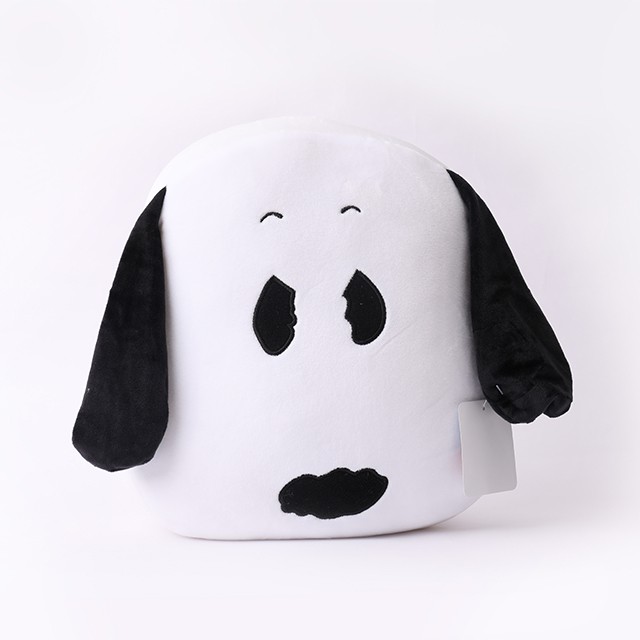 查爾斯•舒茲（Charles M. Schulz）創作的人氣作品「Peanuts 花生漫畫」，充滿天馬行空想像力的小獵犬Snoopy、溫柔可愛模樣風靡全球。細緻短絨毛材質，手感柔軟好摸，搭配精緻電繡可