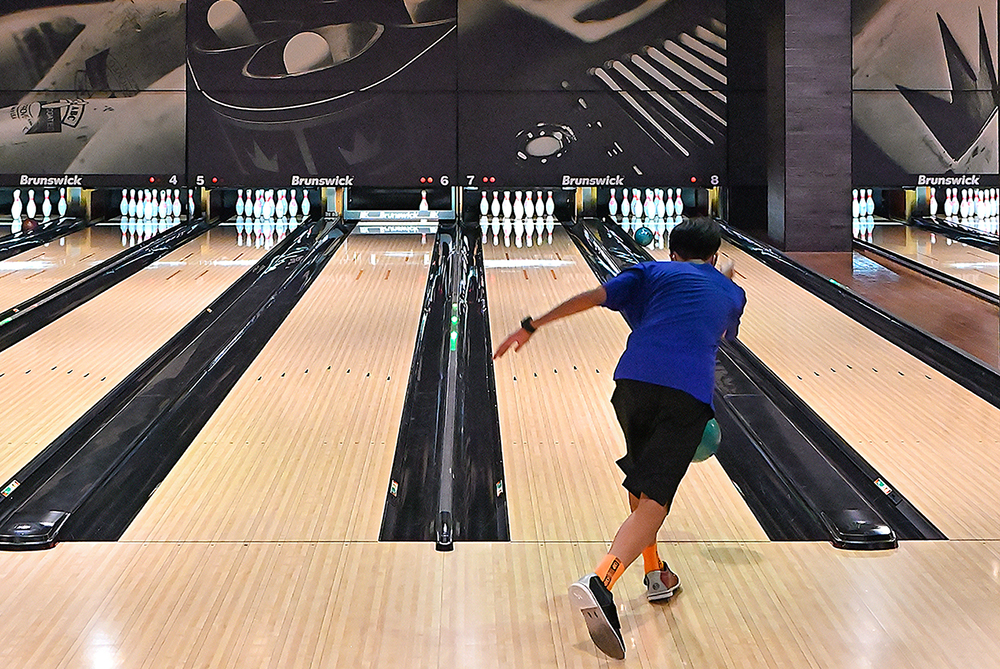 與「肖跳Crazy Jump」同樓層的「滾吧！LET'S ROLL」保齡球場，共有20個球道和1個VIP室，瘋狂跳耀後還能打場球，平復一下呼吸心跳。(攝影/Carter) 