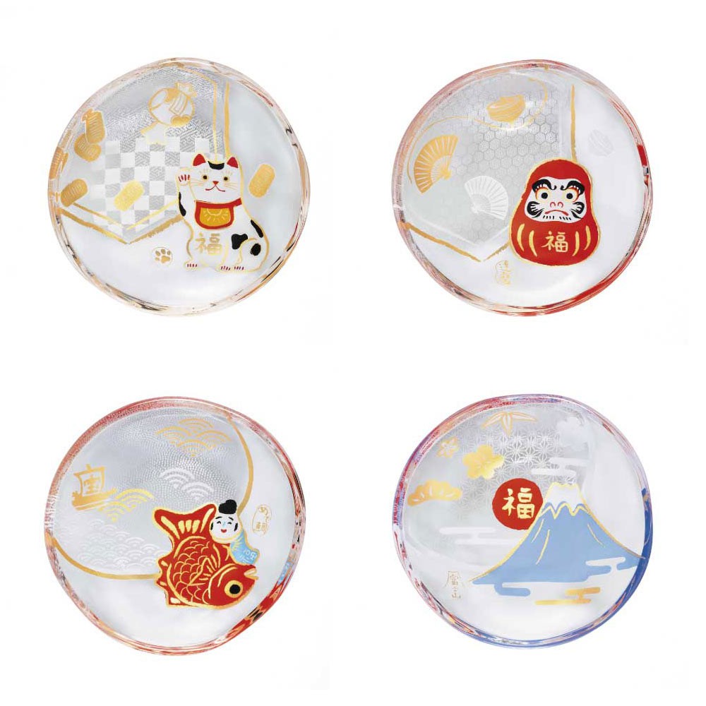 - 日本製開運福壽小碟- 豆油碟可盛裝醬料、小菜等- 亦能當成飾品、零錢收納盤- 精美包裝，適合送禮百年玻璃大廠ADERIA將日本獨有的御守、幸運符概念，運用到玻璃餐廚上，每款圖案擁有不同寓意的開運小