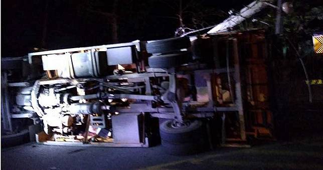 阿里山觸口路段重大車禍　大貨車翻覆1死1傷