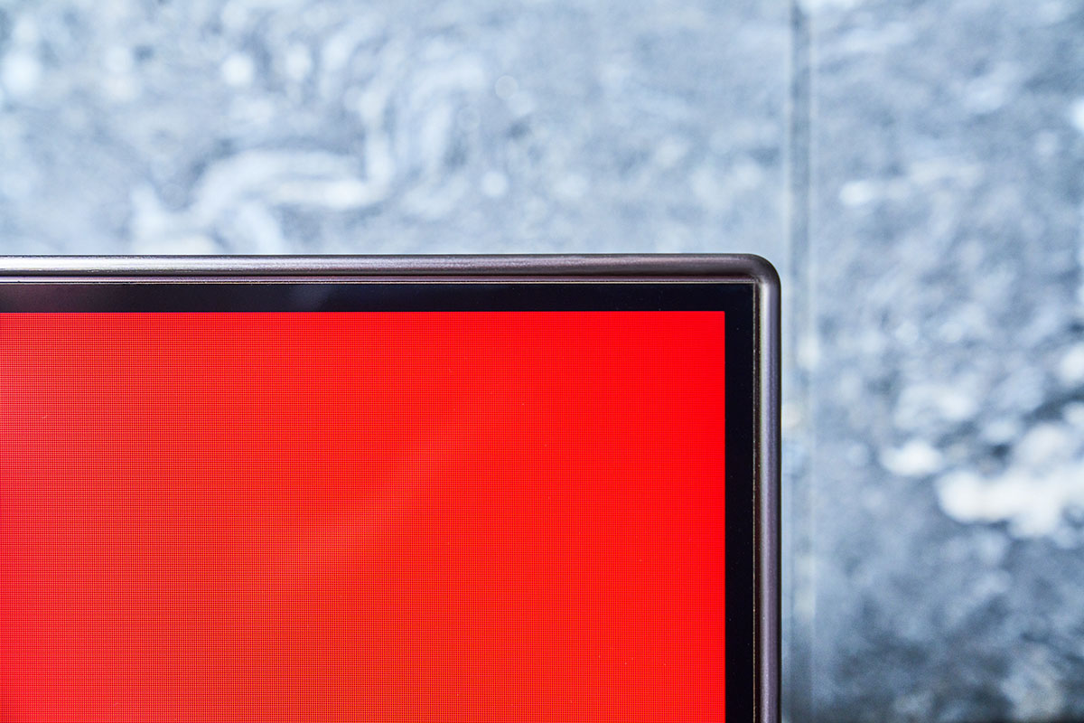 金屬機體外框對整體外觀有著畫龍點睛的效果，表面的髮絲紋處理也讓質感大幅提升。