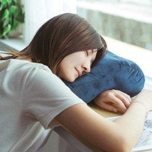 午睡枕用心呵護您的睡眠小憩時光 鏤空呼吸區適合趴睡 枕面加高設計，睡的更加輕鬆舒適