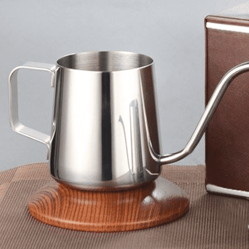 304不銹鋼咖啡手沖壺，304不銹鋼材質，耐腐蝕性強，使用安心又健康！細嘴壺口，方便控制水量；舒適握把，自然省力、防滑又防燙！鏡面拋光設計、壺口精緻加工，整體不失優雅、質感加分！