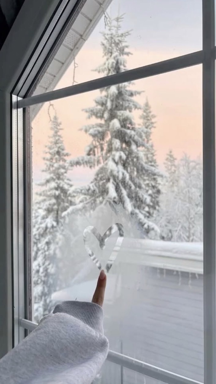 𐔌 ꒰ 𓍱雪 の 中 で マ イ ク ロ 恋 ⑅