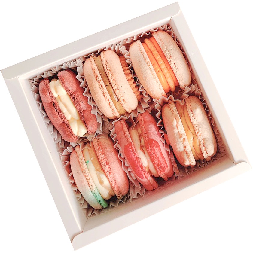 《Fascinée 菲斯尼馬卡龍專賣》菲斯尼之心本款說明：可以任選 4 顆 - 10 顆裝，組合裝。日常口味:黑糖珍豬、濃郁起司、太妃糖、草莓優格伯爵奶茶、焦糖布蕾、巧脆牛奶oreo、貓咪紅絲絨獨角獸