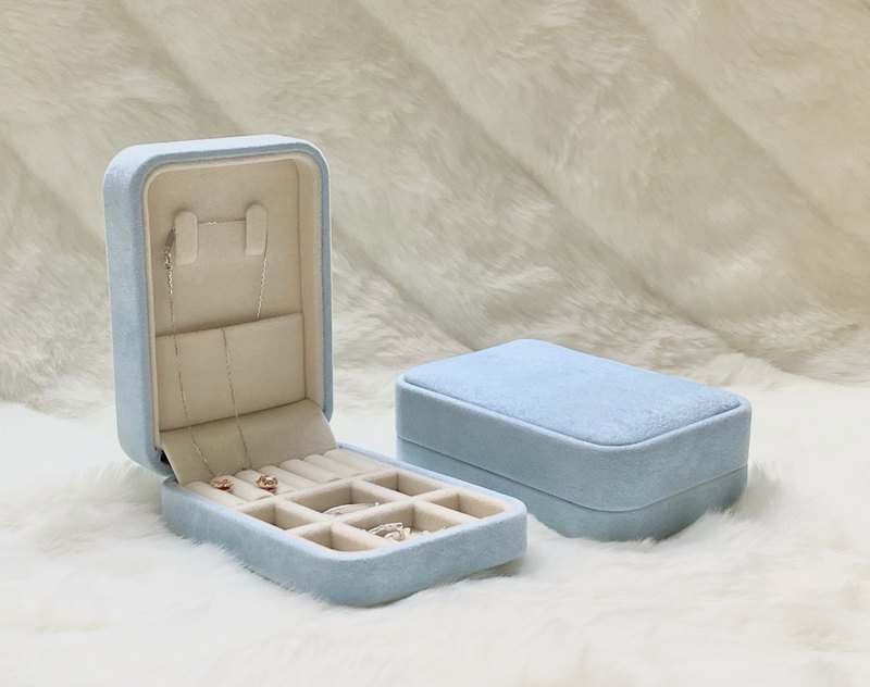 中號便攜式珠寶盒 外部尺寸：W70mmxL102 mmx H33mm 內托盤尺寸（底部）：W65mmxL87mmxH9mm