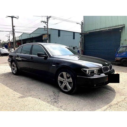 別小看02年的車 配備完全不輸給現在的車定速.恆溫.電動座椅 該有都有要空間有空間 要馬力有馬力 缺點就是稅金高了一些其他 巄免考慮呀 讚【賞車專線】: 0983207970【LINE ID】: KINGTTER【廠牌】: BMW【車種】: 745Li【車色】: 黑【掛牌年份】: 2002年【預售價格】: 15萬【賣家位置】: 新北市✔天窗✔倒車雷達✔iDrive系統✔恆溫空調✔電動折後照✔方向盤控制鍵✔換檔撥片✔後座出風口✔前後電動座椅✔定速巡航