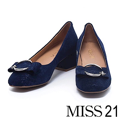 精選高質感羊麂皮面料製成流星造型飾釦點綴鞋面打造精緻獨特感全雙真皮製成打造柔軟的親膚體驗3.2cm 跟高微微拉提身形曲線