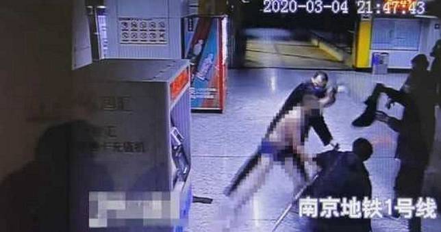 地鐵量體溫脫到「剩內褲」！失控男咬傷2警：你看我美不美？