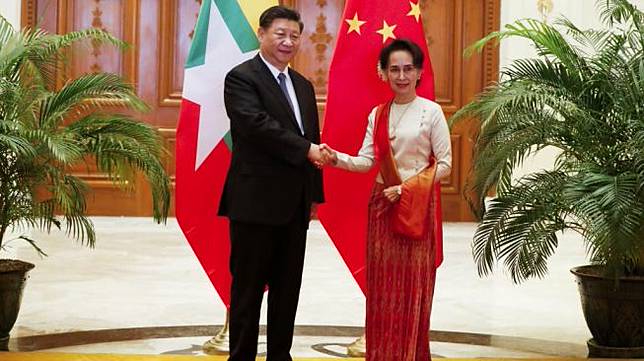 Presiden China, Xi Jinping (kiri) berjabat tangan dengan Penasehat Negara Myanmar, Aung San Suu Kyi di Naypyidaw, Myanmar, Sabtu (18/1/2020). [AFP/Nyein Chan Naing]