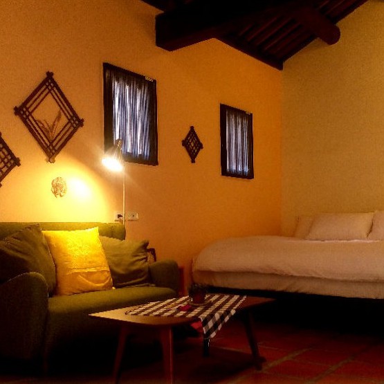 「印象古寧‧金門古厝民宿」坐落於金門縣古寧鄉，周邊鄰近北山古洋樓、北山風獅爺、三眼井、南山聚落、古龍頭水尾塔等來到金門必遊景點，距離金門國家公園與金門航空站也僅需短短車程便可抵達，四通八達的環境加上獨