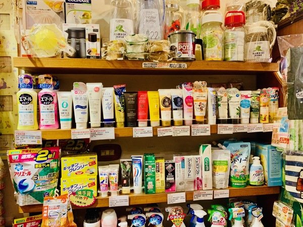 倪倪愛旅遊－『台中購物商圈推薦』台中在地人後花園小歐洲，綠意盎然異國購物散策－台中市大隆路商圈日韓、歐美私貨精品挖寶直擊分享