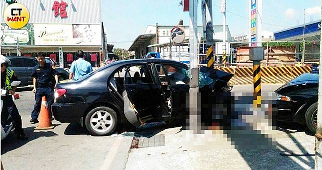 爆衝撞電線杆！母子受困車內「血從門縫流出」　拉出來已身亡