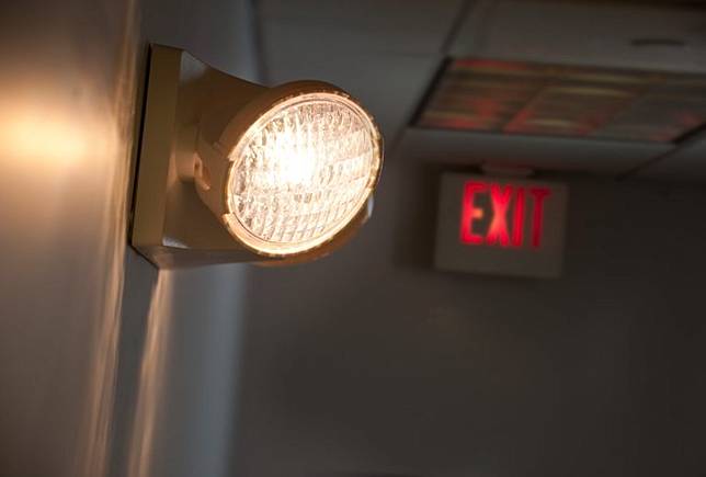 Wajib Punya Saat Mati Lampu Pilih Lampu Emergency Yang Bagus Dan Awet Dekoruma Com Line Today