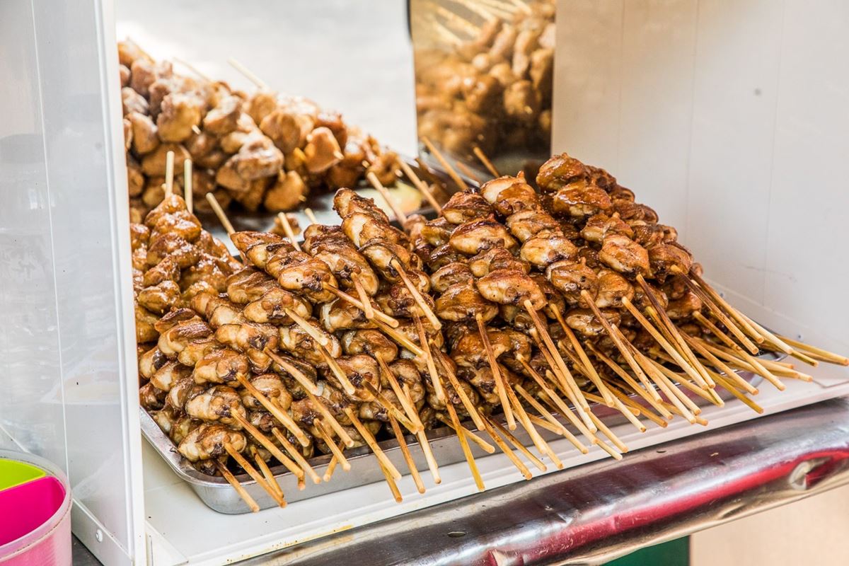 不只臭豆腐！老饕帶路「深坑老街」７必吃：最強雞屁股、豆腐麻糬、芋圓冰