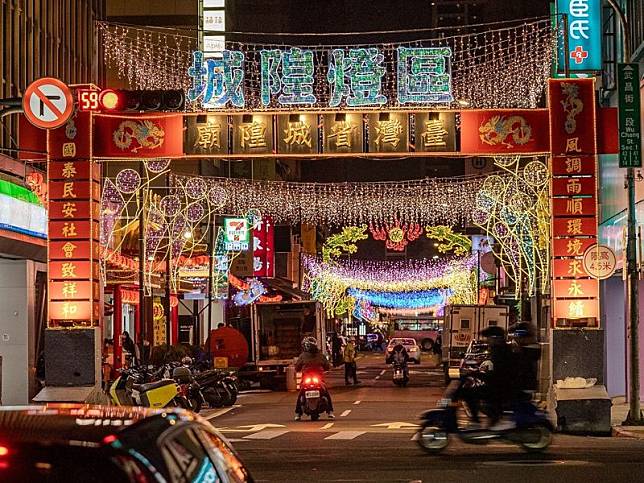 台灣省城隍廟響應2024台北燈節展示跨街燈海。（北市府提供）