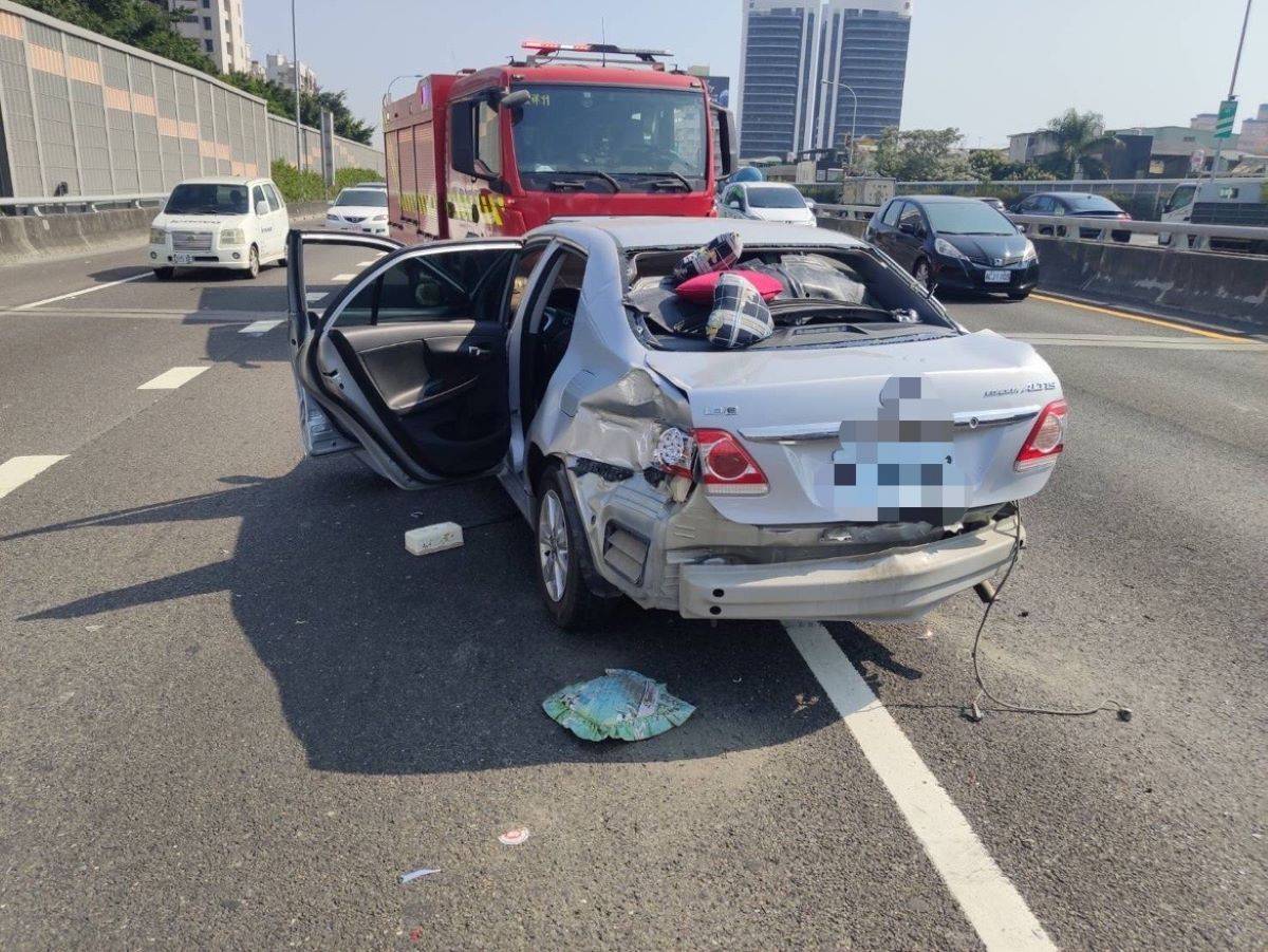 國1高雄段轎車遭2貨櫃車撞擊 女乘客命危送醫 中廣新聞網 Line Today 9033