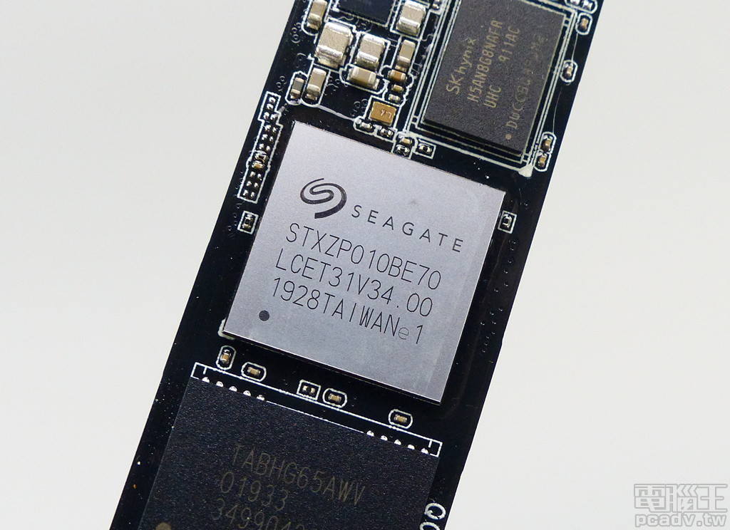 FireCuda 520 採用 Seagate STXZP010BE70 SSD 控制器，其實與 PS5016-E16 系出同源，晶片表面散發金屬銀色，為內建導熱銅片鍍上防氧化層的結果。