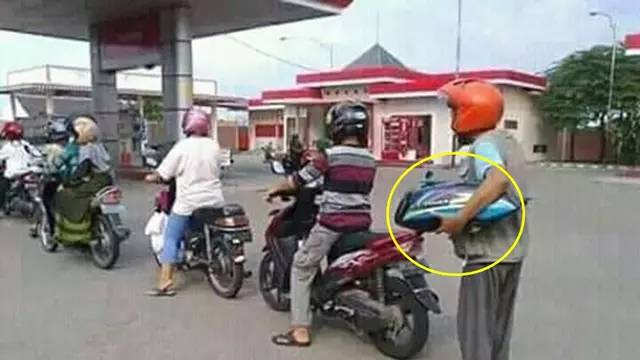 Orang Unik Ada Ada Saja Ini 6 Tingkah Unik Orang di Pom Bensin