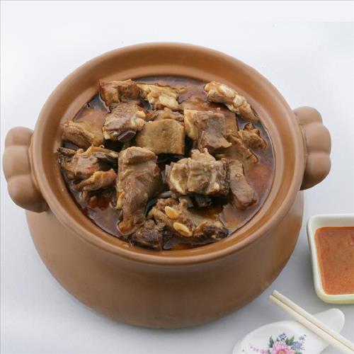 商品規格：主商品:紅燒羊肉爐1000g(固形物170g)*6包成分:水、帶骨羊肉、豆瓣醬 〔非基因改造黃豆、辣椒、粘稠劑（乙醯化己二酸二澱粉）、糖、甜味劑（甘草萃、醋磺內酯鉀）、蠶豆〕、薑、醬油、蕃茄