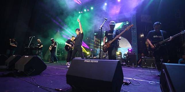 Nostalgia Dengan Lagu Jangan Tutup Dirimu Milik Stinky Kompas Com Line Today