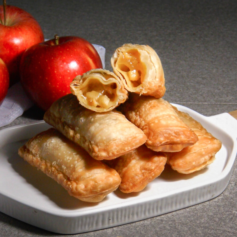 千層酥脆的外皮，包著金黃香濃的蘋果醬，課餘飯後的精緻甜點，香甜的蘋果伴著濃郁的蜂蜜，加上少許肉桂調製甜而不膩的內餡，搭著下午茶享受休閒午後時光。 【寄送方式：低溫配送】 產品特色: 1. 改良接近台人