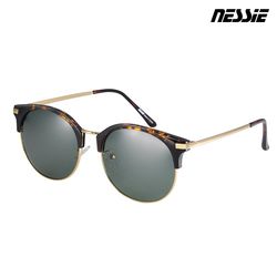 ◎玳瑁配色，時尚加分|◎造型大框，可修飾臉型|◎墨綠鏡片，視覺舒適阻隔強光、眩光與紫外線台灣品牌 品質服務有保障．眼鏡型號：SG1703-11．眼鏡名稱：Nessie尼斯偏光太陽眼鏡-經典眉框-玳瑁．